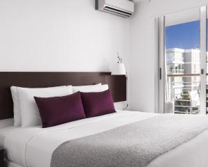 Cama ou camas em um quarto em Real Colonia Hotel & Suites