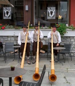 een groep van drie mannen met bamboemuziekinstrumenten bij Hôtel Val d'Este in Saint-Gervais-les-Bains