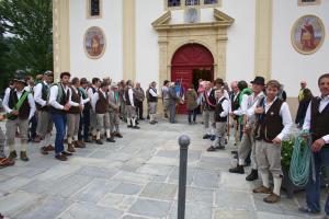 een groep mensen die voor een gebouw staan bij Hôtel Val d'Este in Saint-Gervais-les-Bains