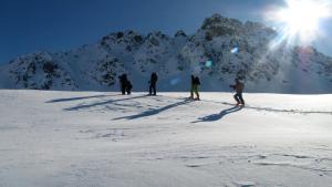 een groep mensen die op een met sneeuw bedekte berg staan bij Hôtel Val d'Este in Saint-Gervais-les-Bains