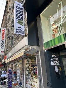 una tienda frente a una tienda con letreros. en Hotel Musher, en Pas de la Casa