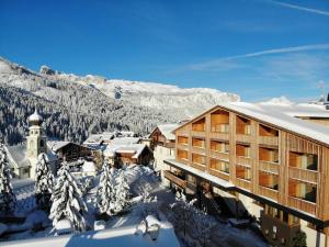 サン・カッシアーノにあるHotel Diamantの雪の中のリゾート