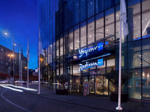 um edifício numa rua da cidade à noite em Radisson Blu Hotel, Birmingham em Birmingham