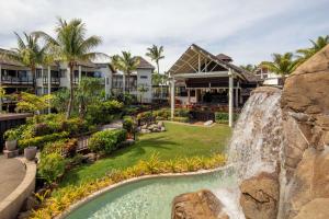 Radisson Blu Resort Fiji tesisinin dışında bir bahçe