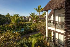 Radisson Blu Resort Fiji tesisinin dışında bir bahçe