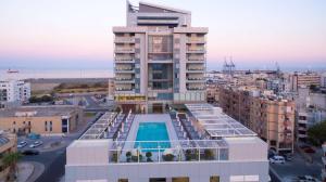 Piscine de l'établissement Radisson Blu Hotel, Larnaca ou située à proximité