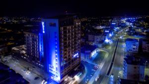 Vue générale sur Larnaca ou vue de la ville depuis l'hôtel