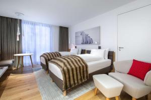 Uma cama ou camas num quarto em Radisson Blu Hotel Reussen, Andermatt