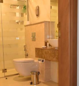 bagno con servizi igienici e lavandino di Al Khoory Executive Hotel, Al Wasl a Dubai