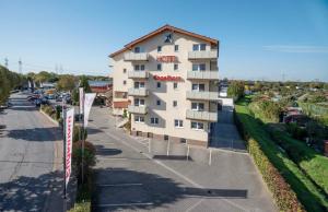 un bâtiment avec un panneau indiquant un hôtel dans l'établissement Hotel Engelhorn, à Leimen