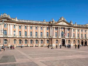 a large building with people walking in front of it at hotelF1 Toulouse L'Union in LʼUnion