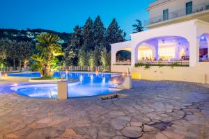 een huis met een zwembad in de nacht bij Grand Hotel Aminta in Sorrento