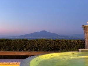 een hot tub met uitzicht op een berg bij Grand Hotel Aminta in Sorrento