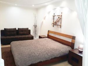 um quarto com uma cama e um sofá em Apartment at Matusevycha Street 2-15 em Kryvyi Rih