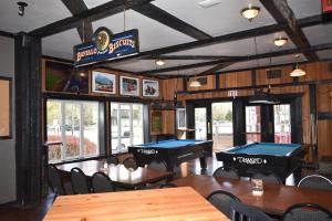 un restaurante con mesas de ping pong y pelotas de ping pong en The Drake Inn, en Canmore