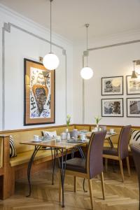 a dining room with a table and chairs at Hotel Am Helmwartsturm in Andernach