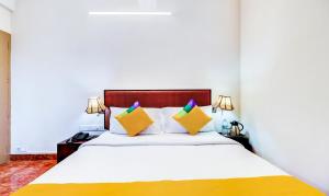 Una cama o camas en una habitación de Itsy Hotels Ammu Regency