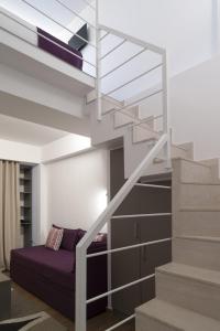 Cette chambre comprend une mezzanine avec un escalier. dans l'établissement Olympos Suites Apartments, à Leptokaryá