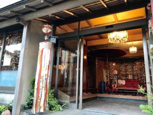 un edificio con un negozio di fronte con un lampadario a braccio di Tsukinoya a Hakone