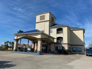 um edifício com uma torre em cima dele em Galveston Beach Hotel em Galveston