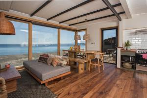 sala de estar con sofá y mesa en Cala Melí, en Puerto Varas