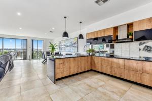 Una cocina o cocineta en CONROE EXECUTIVE TOWNHOUSE - MODERN & STYLISH