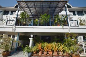 um edifício com uma varanda com vasos de plantas em Blu Beach Haven em Hua Hin