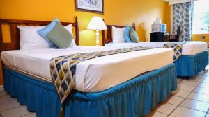 Tempat tidur dalam kamar di Pineapple Court Hotel