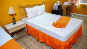 Tempat tidur dalam kamar di Pineapple Court Hotel