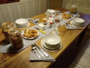 een houten tafel met borden en keukengerei erop bij Chine Side in Shanklin