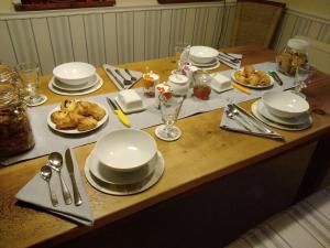 een tafel met witte borden en zilverwerk erop bij Chine Side in Shanklin