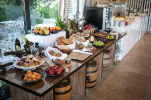 un buffet con molti tipi di cibo diversi di Boutique Hotel Life a Rogoznica (Rogosnizza)