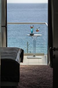 Camera con letto e tavolo con vista sull'oceano di Boutique Hotel Life a Rogoznica (Rogosnizza)