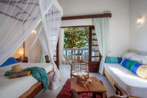 Кровать или кровати в номере The Maji Beach Boutique Hotel