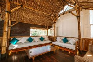 Sala de estar con 2 sofás y mesa en The Palms Canggu, en Canggu