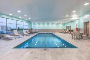 Swimmingpoolen hos eller tæt på Holiday Inn Express & Suites Moncton by IHG