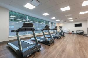 Gimnasio o equipamiento deportivo en Holiday Inn Express & Suites Moncton, an IHG Hotel