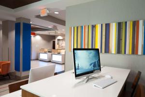 ScottにあるHoliday Inn Express Hotel & Suites Scott-Lafayette West, an IHG Hotelの白い机の上にコンピュータを置いた事務所