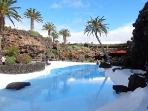 A piscina localizada em Apartamentos Orzola ou nos arredores