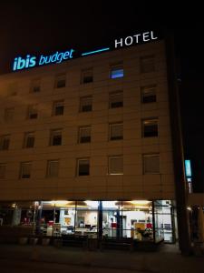 budynek z tabliczką do hotelu w nocy w obiekcie ibis budget Katowice Centrum w mieście Katowice