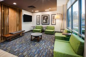 Зона вітальні в Holiday Inn Express Hotel & Suites Murray, an IHG Hotel