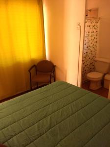 een slaapkamer met een bed en een badkamer met een toilet bij Piezas con Baño Privado Economicas in La Serena