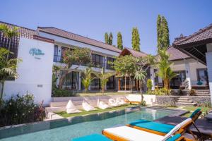 una piscina frente a un edificio con complejo en The Palms Canggu, en Canggu