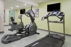 The fitness centre and/or fitness facilities at Holiday Inn Express Hotel & Suites Uptown Fredericton, an IHG Hotel