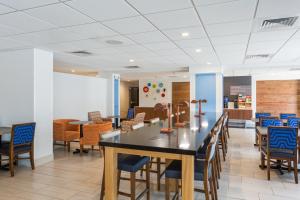 Zona de afaceri și/sau sala de conferințe de la Holiday Inn Express - Lorton, an IHG Hotel