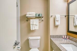 Un baño de Trident Inn & Suites New Orleans