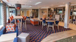 ห้องอาหารหรือที่รับประทานอาหารของ Holiday Inn Express Dunfermline, an IHG Hotel