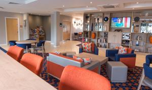 โทรทัศน์และ/หรือระบบความบันเทิงของ Holiday Inn Express Dunfermline, an IHG Hotel