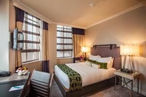 Cama ou camas em um quarto em Kimpton Hotel Palomar Philadelphia by IHG