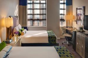 Cama ou camas em um quarto em Kimpton Hotel Palomar Philadelphia by IHG